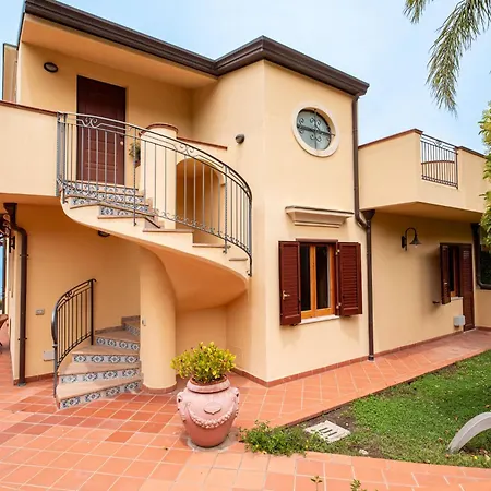 Scafa, Con Piscina E Vista Mare Lägenhet Capo dʼOrlando